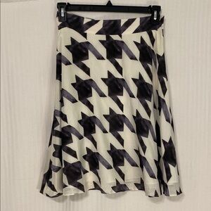 Flowy Full A-Line Skirt Houndstooth Liz Black, Gray White Knee-Length Size 8